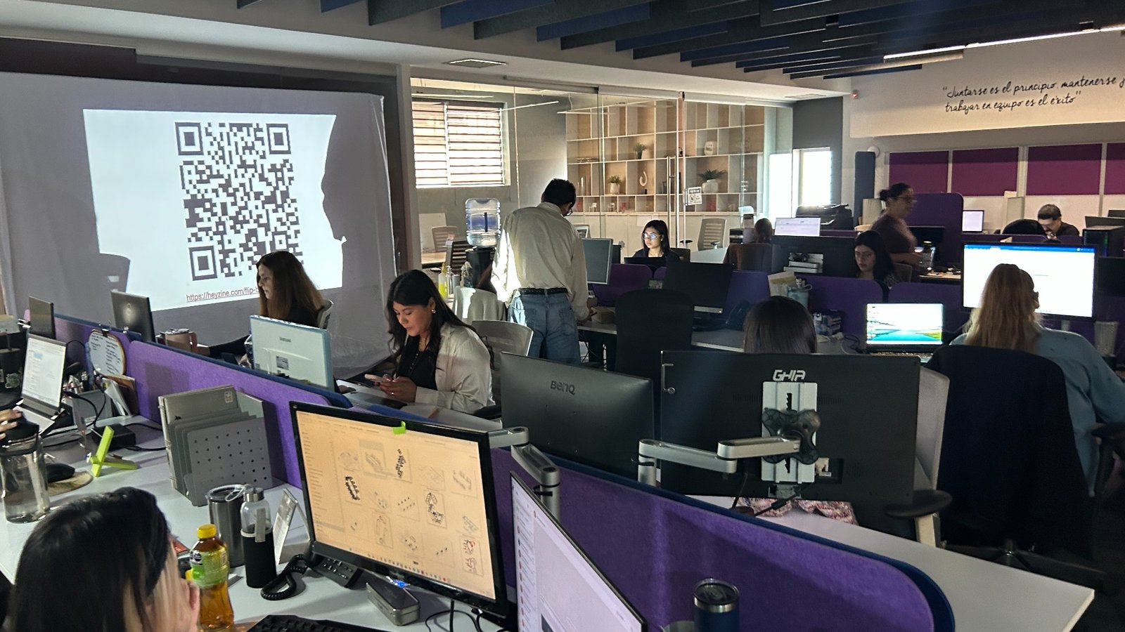 Taller de inteligencia artificial con asistentes trabajando en computadora