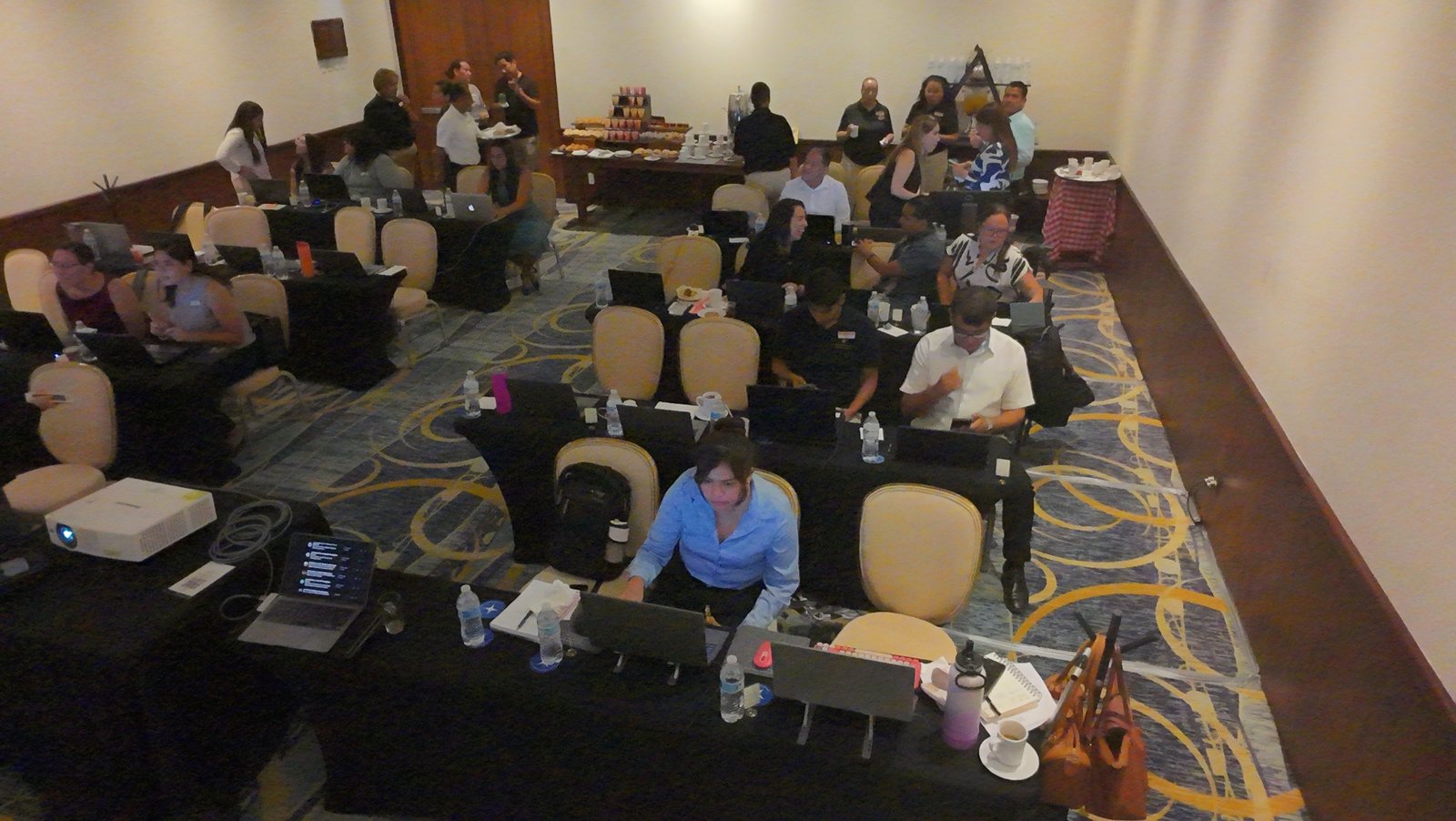 Participantes durante una capacitación presencial de inteligencia artificial